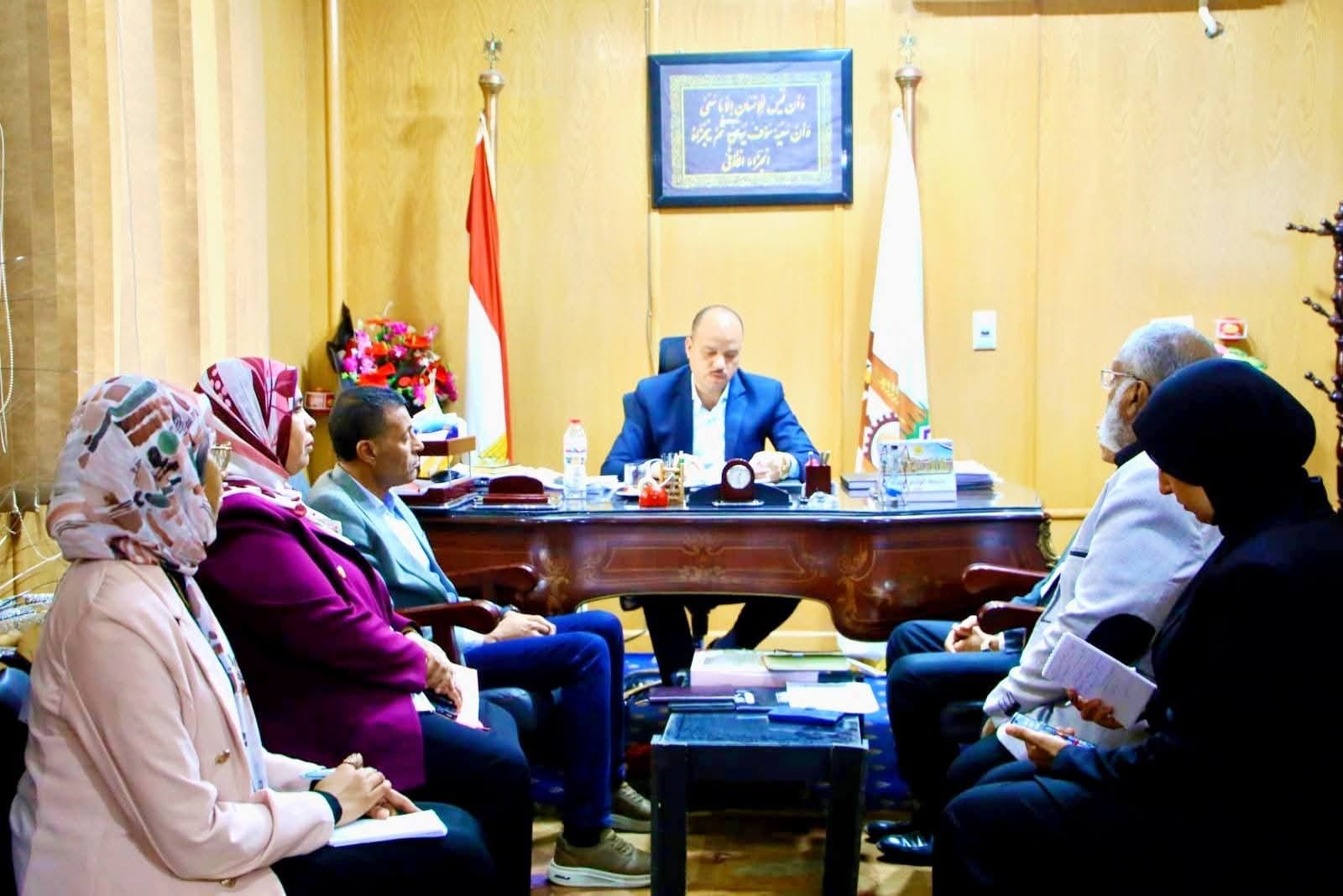 نائب محافظ الوادي الجديد يناقش إجراءات تشغيل مجمعات الخدمات الحكومية بقرى حياة كريمة