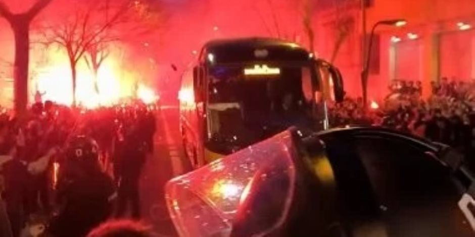 أجواء مشتعلة .. ألتراس برشلونة يحطم زجاج حافلة أتلتيكو مدريد قبل موقعة نصف نهائي الكأس - صوت الأمة