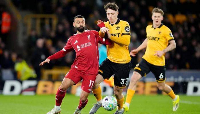 لقطة الموسم.. لاعب ليفربول يمنع زميله من التسجيل (فيديو)