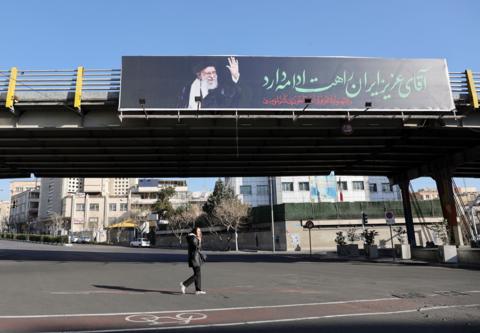 دونالد ترامب "يضغط" على شركات السلاح "لتعويض النقص"، وأسعار النفط تواصل الارتفاع - BBC News عربي