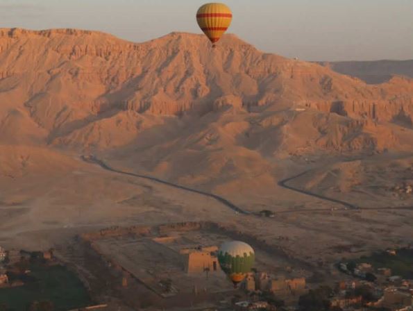 مخاوف السفر تؤثر على الحركة السياحية بالأقصر وهبوط أعداد البالون الطائر