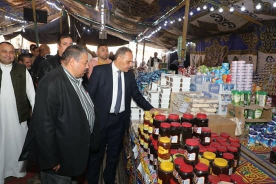 محافظ الشرقية يتفقد معرض أهلا رمضان في ديرب نجم.. ويقرر مجازاة مسئولين بمجلس المدينة