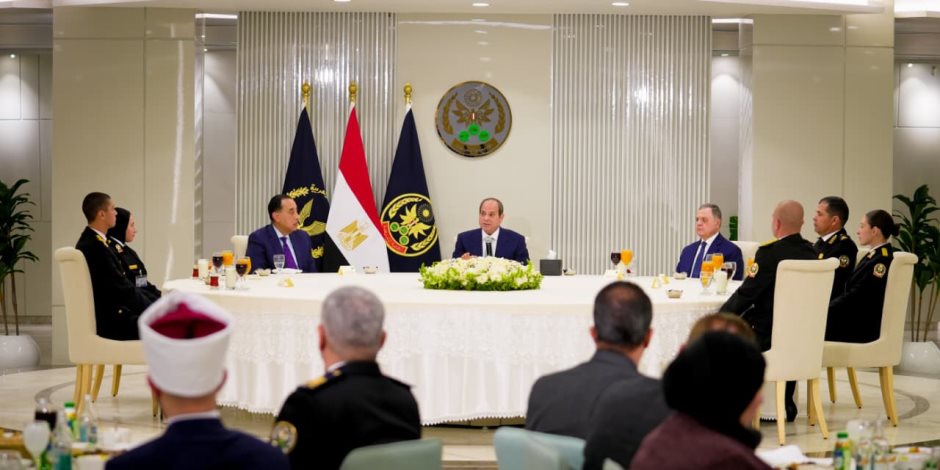 الرئيس السيسي: وزارة الداخلية تجاوزت تحديات كثيرة أهمها مكافحة الإرهاب والتطرف - صوت الأمة