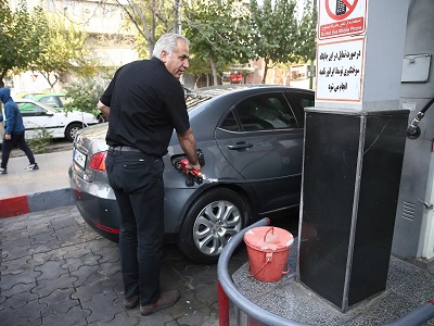 محطات الوقود في طهران تبدأ تقنين بيع البنزين بعد الهجوم على مستودعات النفط