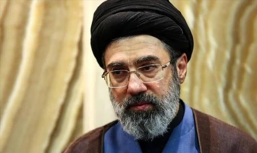 بعد اختيار مجتبى مرشدا لإيران.. بي بي سي: خامنئي والخميني انتقدا سابقا فكرة توريث السلطة