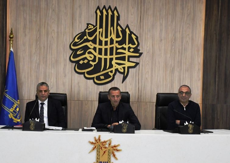محافظ أسوان يوجه تحذيرات شديدة اللهجة للقيادات التنفيذية لتحقيق معدلات إنجاز ورفع نسب الأداء