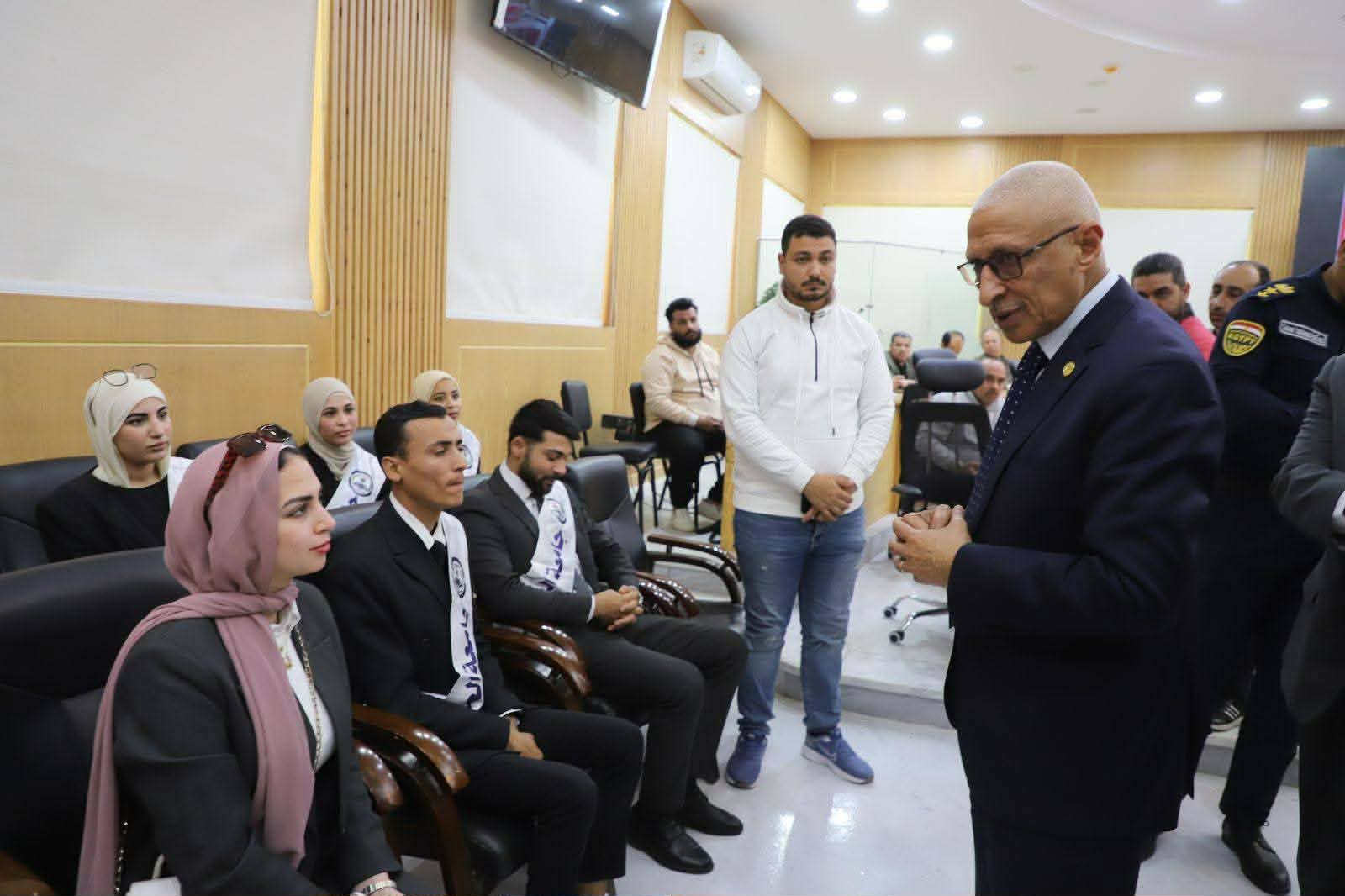 بحضور شباب الجامعات.. محافظ شمال سيناء يؤكد أهمية تطوير آليات العمل ورفع كفاءة الأداء