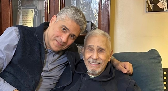 أحمد عبد الرحمن أبو زهرة: تم وضع الوالد علي جهاز التنفس الصناعي دون إبلاغنا | خبر