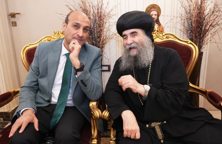 محافظ أسيوط يواصل جولاته بالكنائس للتهنئة بعيد القيامة المجيد