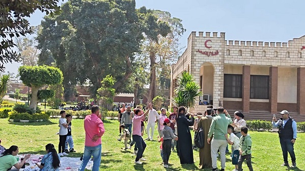 مواطنو أسوان يحتفلون بأعياد الربيع وشم النسيم بالحدائق العامة والمتنزهات وكورنيش النيل