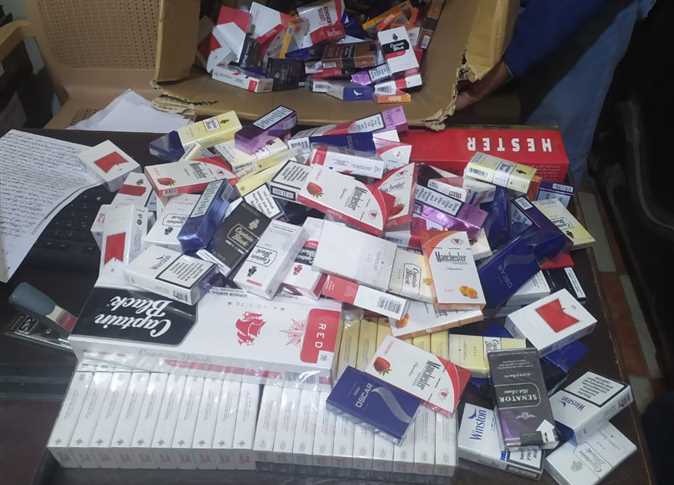 حملات مكثفة في الإسكندرية تضبط كميات كبيرة من السجائر والساعات مجهولة المصدر