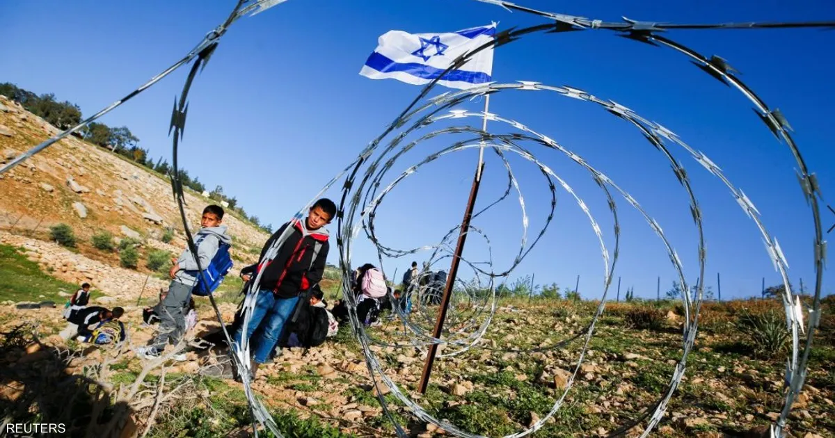 مستوطنون يقطعون طريق أطفال فلسطينيين لمدرستهم بأسلاك شائكة