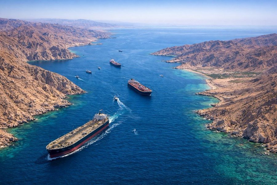 رويترز: إيران تقترح مرور السفن عبر الجانب العُماني من مضيق هرمز مقابل تقدم المفاوضات
