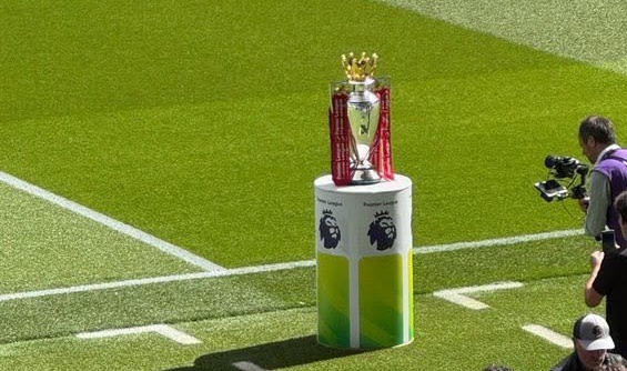 قبل القمة المرتقبة.. كأس البريميرليج يتواجد في ملعب الاتحاد