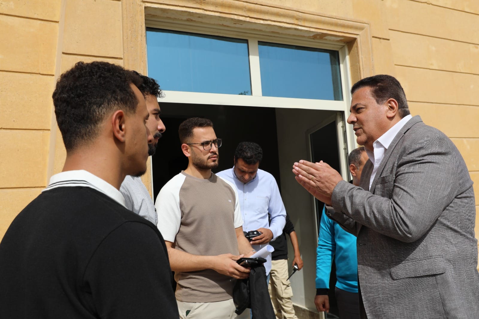 رئيس جامعة بني سويف التكنولوجية يتفقد الحرم الجامعي لمتابعة إجراءات ترشيد الطاقة