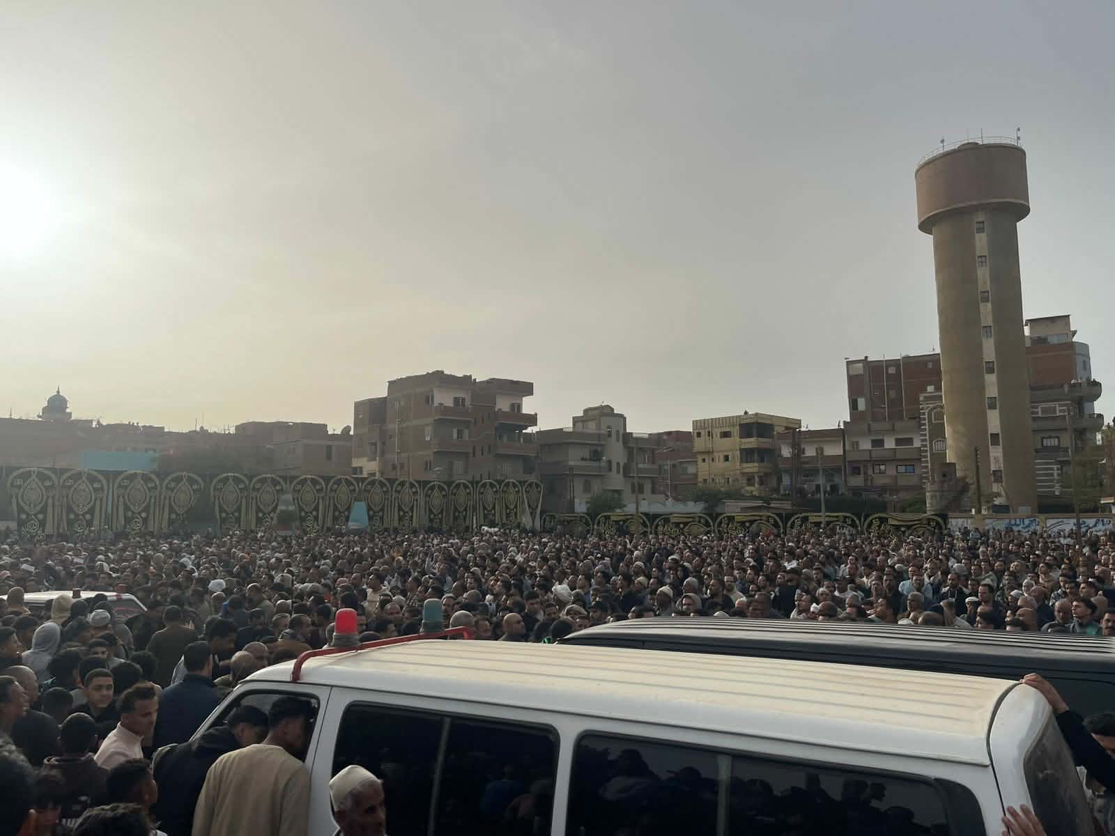 آلاف الأهالي ومحافظ المنوفية يشيعون جثامين شهداء لقمة العيش في حادث السادات