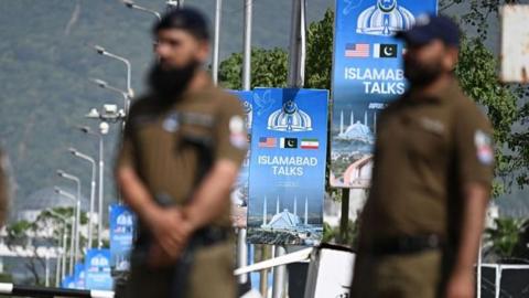 طهران تعلن عدم مغادرة أي وفد حتى الآن إلى باكستان لحضور محادثات السلام مع الولايات المتحدة - BBC News عربي
