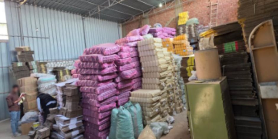 ضبط 18 طن مبيدات زراعية ومواد خام مغشوشة ومجهولة المصدر داخل مصنع بالقاهرة - صوت الأمة