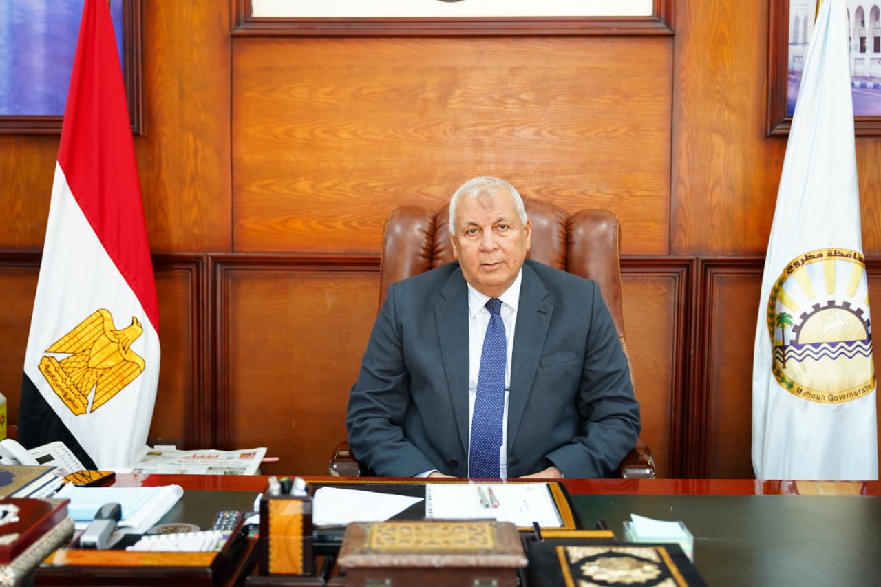 محافظ مطروح يعتمد عقود تقنين نهائية لأراض بمدن المحافظة