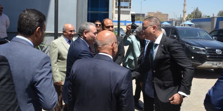 محافظ الجيزة يتفقد شركة مياه الشرب والصرف الصحي لبحث تحسين جودة الخدمة - صوت الأمة