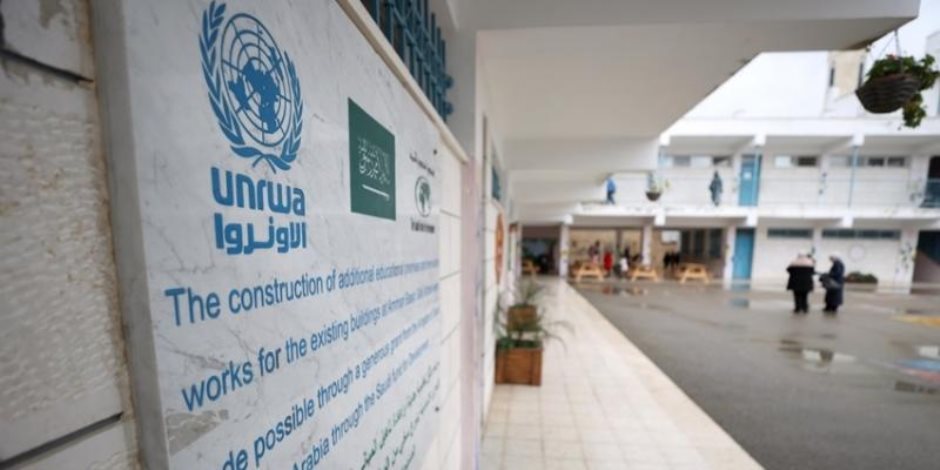 أزمة التمويل تعصف بمدارس "الأونروا" و تقليص أيام العمل في الضفة الغربية وخفض رواتب الأطباء والمعلمين - صوت الأمة