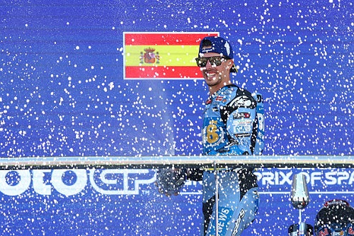 أليكس ماركيز يفوز بجائزة إسبانيا الكبرى بعد تعرض شقيقه مارك لحادث