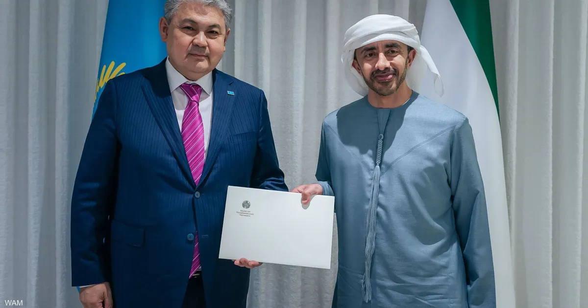 رئيس الإمارات يتلقى رسالة من رئيس كازاخستان تسلمها عبدالله بن زايد
