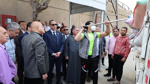 محافظ الجيزة يتفقد صومعة إمبابة لمتابعة انتظام توريد وتخزين محصول القمح