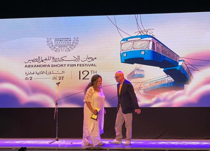 خيري بشارة يسلم تكريم منى ربيع وحسن جاد في افتتاح مهرجان الإسكندرية للفيلم القصير