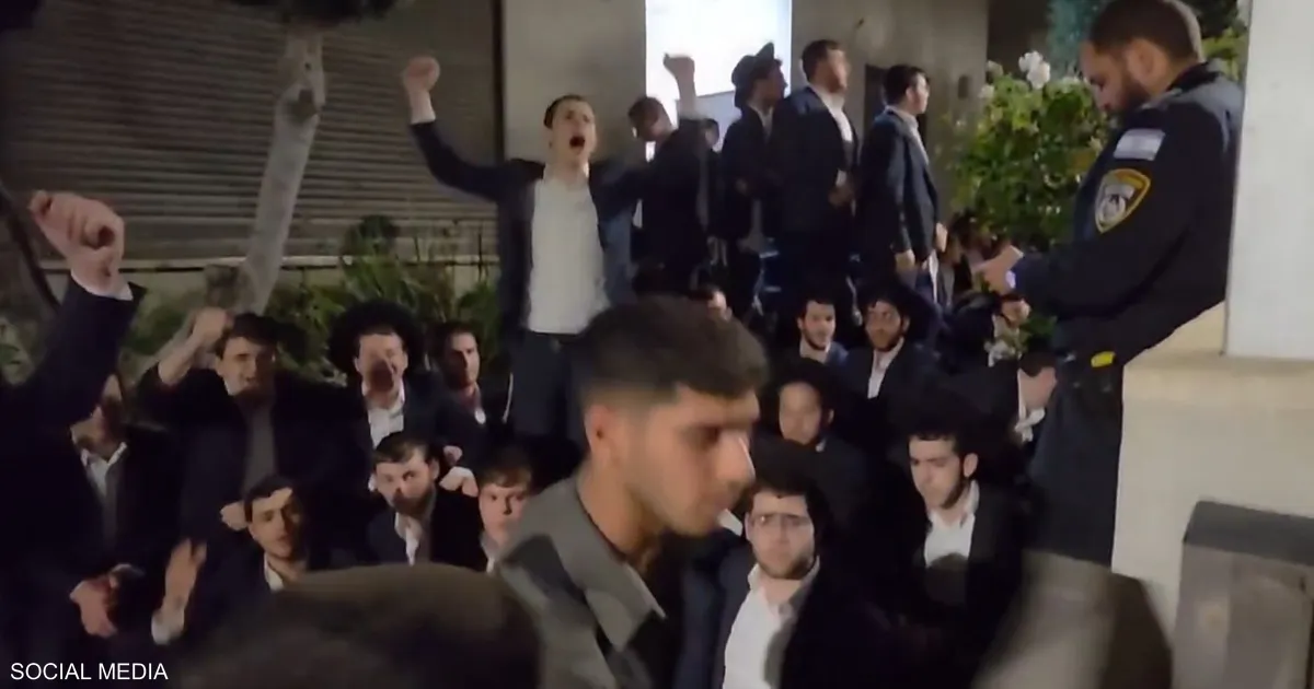 فيديو.. "حريديم" يقتحمون منزل قائد الشرطة العسكرية في إسرائيل