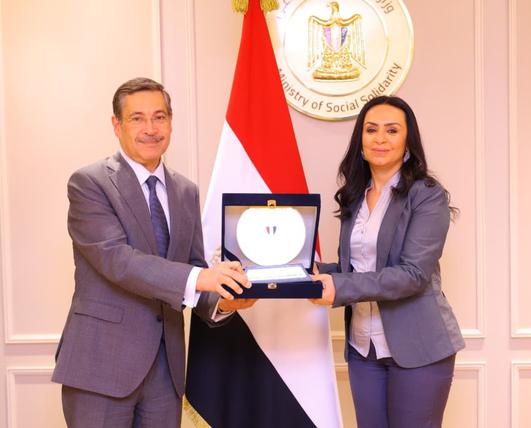 بنك التعمير والإسكان ووزارة التضامن يوزعان أجهزة تعويضية لطلاب الجامعات من ذوي الإعاقة | أموال الغد