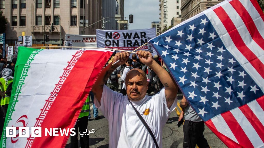 "زعيمان متغطرسان يعطلان مضيق هرمز، ماذا قد يحدث؟" - مقال في نيويورك تايمز - BBC News عربي