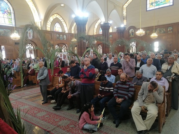 كنائس الفيوم تحتفل بأحد الشعانين.. وسعف النخيل يزين الأرجاء
