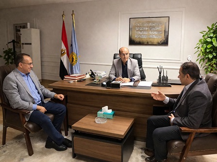 محافظ أسيوط يبحث تعزيز التعاون بين المستشفيات الجامعية والصحة لتنفيذ قوافل علاجية مجانية