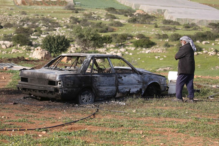 الضفة.. مستوطنون يصيبون 10 فلسطينيين ويحرقون 11 مركبة ومنزلين