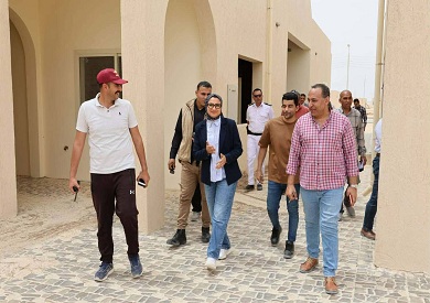 محافظ الوادي الجديد تتابع أعمال رصف الطرق الداخلية واستكمال ميدان المسلة بالفرافرة