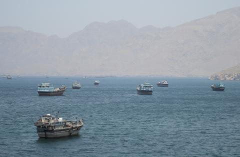 طهران تهدّد باستهداف المراكز الأمريكية في المنطقة في حال التعرض لناقلاتها، وواشنطن تنتظر رد طهران على اتفاق إنهاء الحرب - BBC News عربي