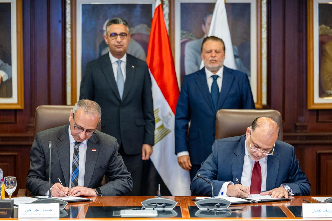 محافظ البنك المركزي ووزير التموين يوقعان بروتوكول يتيح للبنوك الاستعلام الإلكتروني المجمع عن بيانات السجل التجاري | أموال الغد