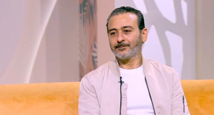فيديو - أحمد عزمي عن أصعب مشاهده في "حكاية نرجس" و"ظلم المصطبة": إطلاق اللحية ساعدني على الاندماج نفسيا | خبر