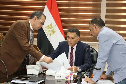 محافظ القليوبية يتابع معدلات تنفيذ غرفة الأزمات التبادلية بالمحافظة