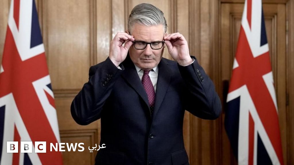 كير ستارمر: لماذا يكافح كير ستارمر للبقاء رئيساً لوزراء بريطانيا؟ - BBC News عربي