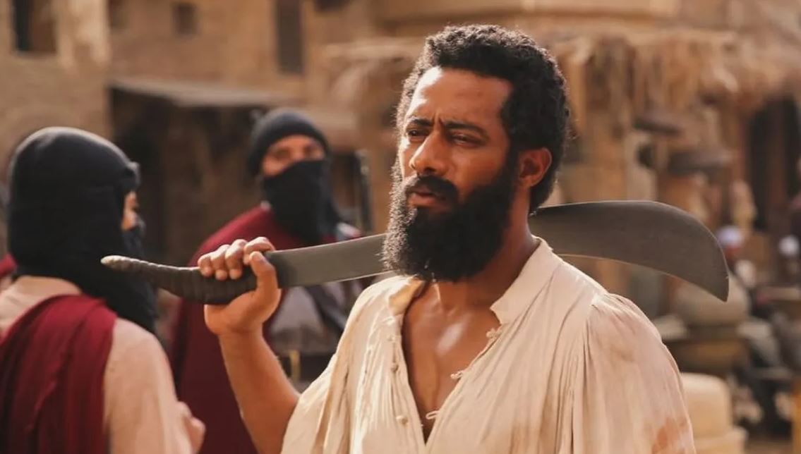 مخرج أسد بعد منع مواطنين يرتدون جلباب من دخول الفيلم: لا يشرفنا العرض في هذه السينما إذا لم تعتذر.. وسأشاهده معهم بالجلابية