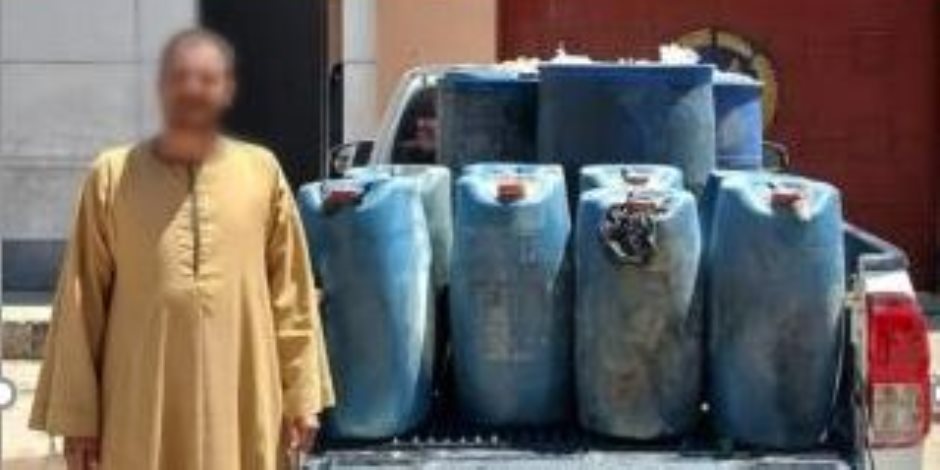 أمن أسوان يضبط سائق بحوزته 900 لتر سولارتمهيداً لبيعها بالسوق السوداء - صوت الأمة