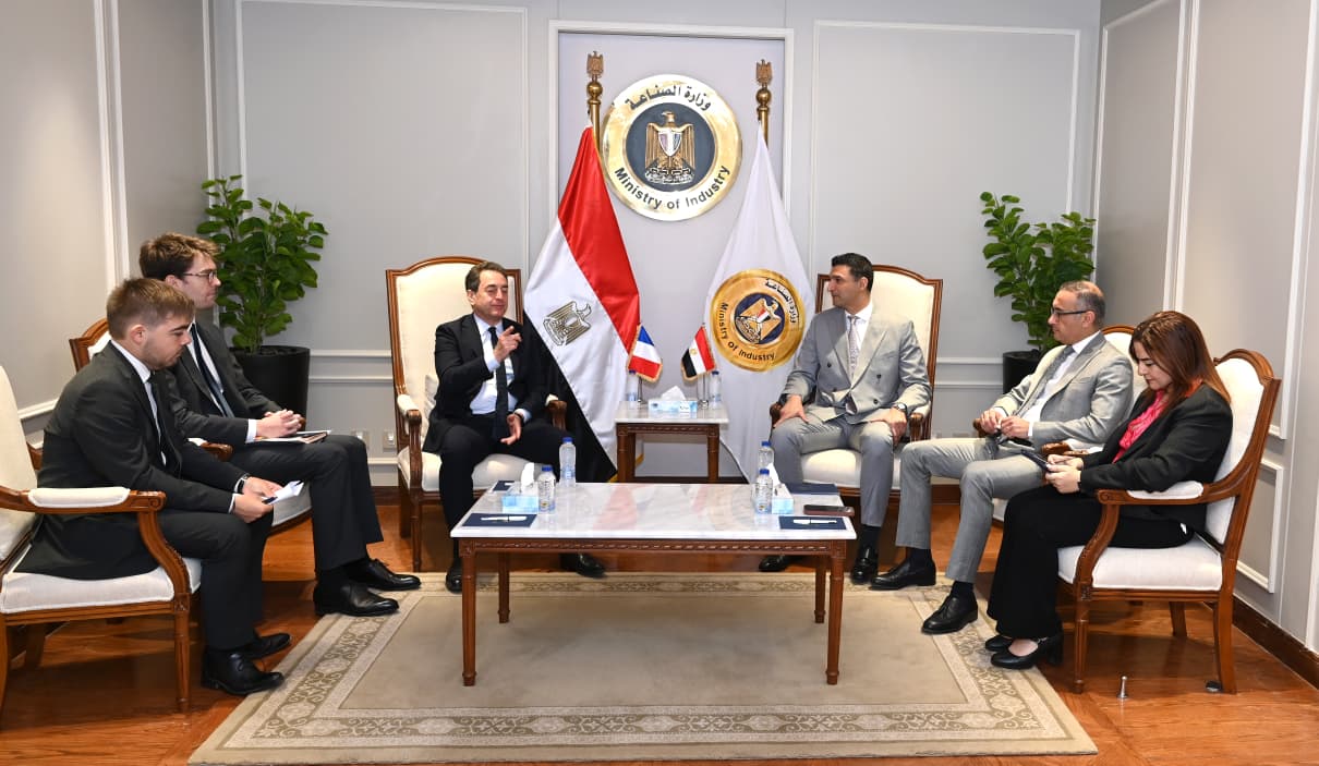 وزير الصناعة يبحث مع السفير الفرنسي سبل تعزيز التعاون بين البلدين | أموال الغد