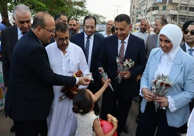 محافظ القليوبية يشارك المواطنين فرحتهم ويوزع الورود والهدايا على كورنيش النيل ببنها