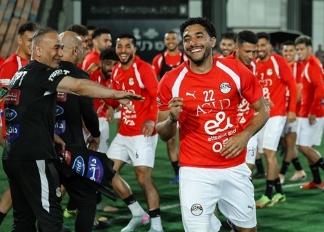 ممر شرفي في مران المنتخب احتفالا بمرموش واللاعبين الجدد