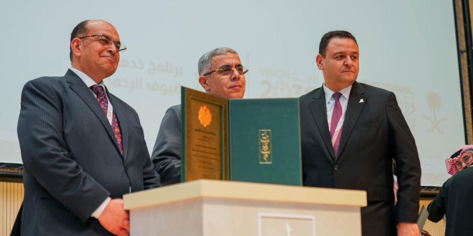 رئيس الجهاز التنفيذي للجنة الوزارية للحج يتسلم الدرع الفضي لجائزة “لبّيتم” بعد تتويج بعثة الحج المصرية للتميز - صوت الأمة