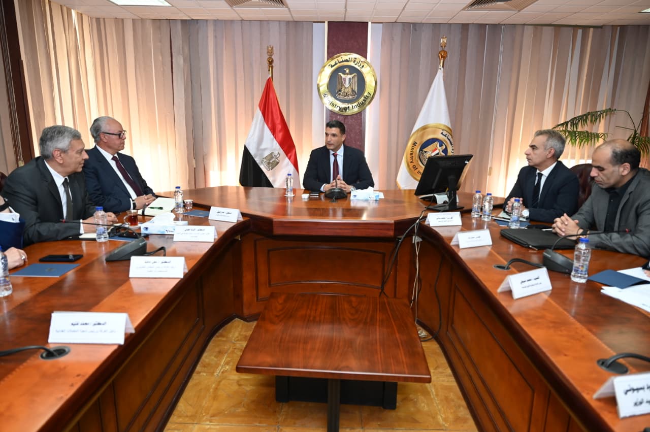 وزير الصناعة يبحث تحديات قطاع الأدوية وتوجه بدعم الحصول على الشهادات الأوروبية | أموال الغد