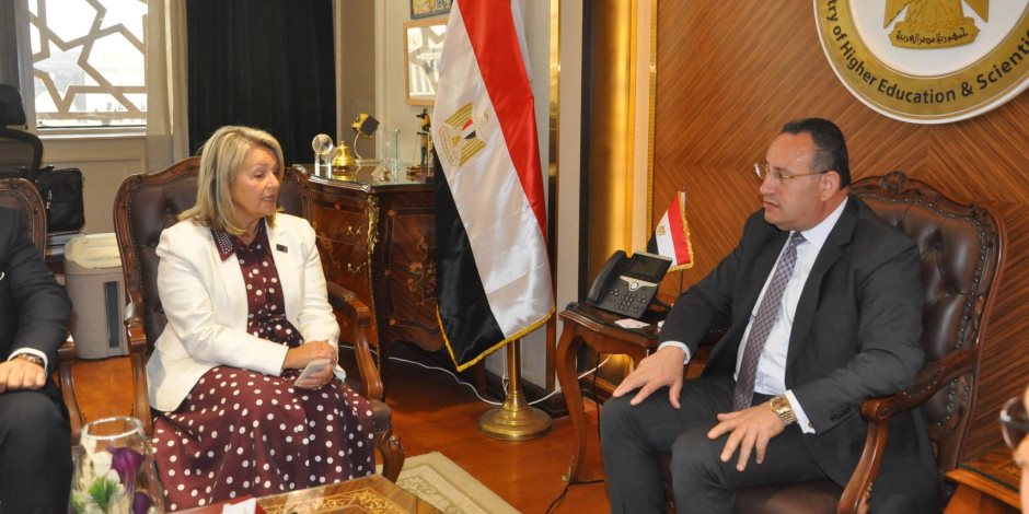 وزير التعليم العالي يبحث سبل تعزيز التعاون الأكاديمي والبحثي مع جامعة بورنموث البريطانية - صوت الأمة