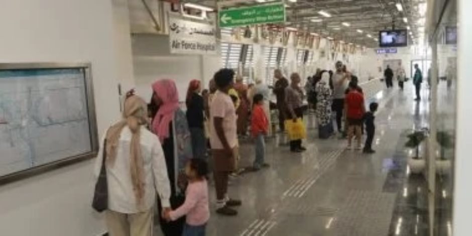 الركاب برفقه أولادهم .. زحام بمحطة «المستشفى الجوى» لمونوريل شرق النيل فى ثانى أيام تشغيله المجانى - صوت الأمة